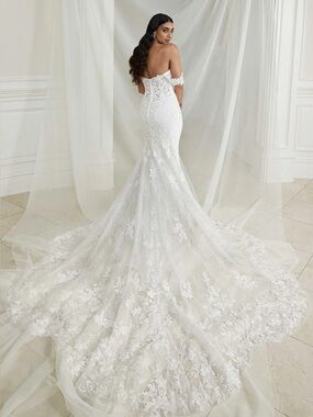 Off-Shoulder Lace Mermaid Bridal Gown - White. Justin Alexander Elissa